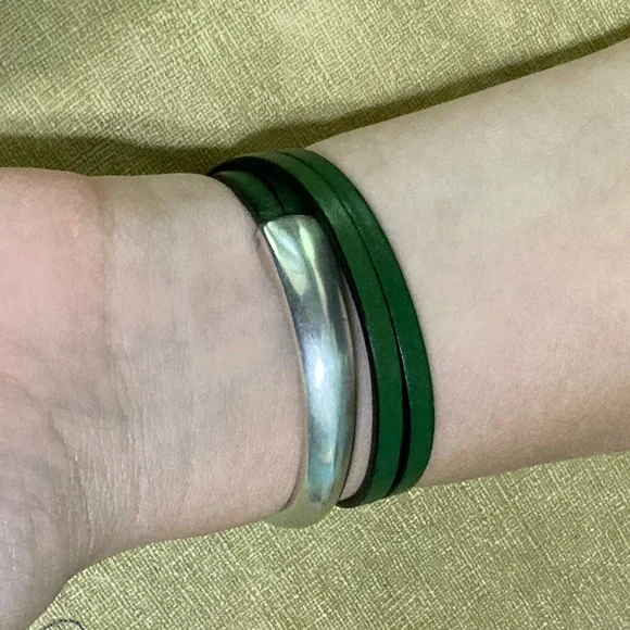 Unique Green Leather strap wrap bracelet metallic U shape magnetic closure - Picture 7 of 10